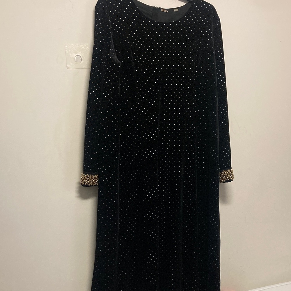 /TAHARI/Elegant Black Velvet Dress w/Gold Accents.